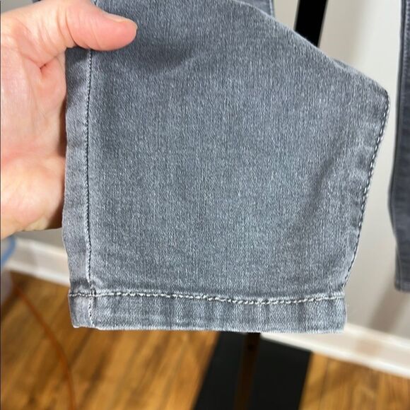 Democracy Gray Skinny Jeans with Contemporary Style - Picture 10 of 10